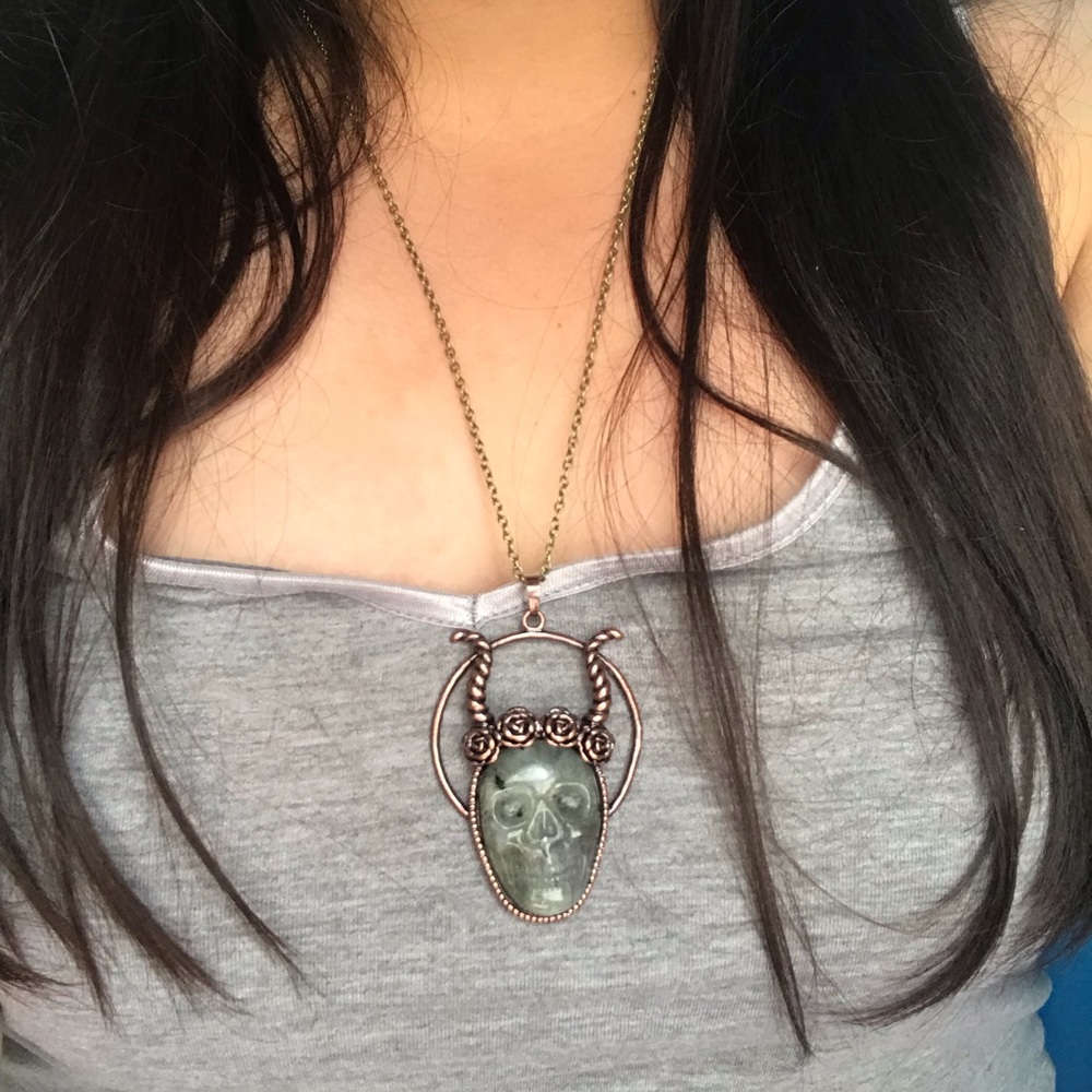 ✨ON SALE✨ ✨Labradorite Skull Pendent - Picture 7 of 7
